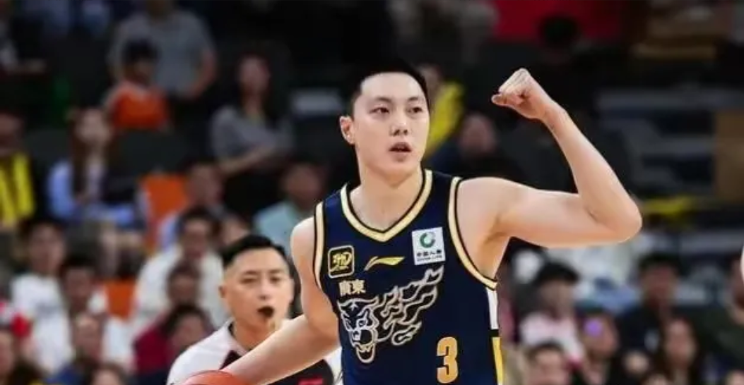 胡明轩开始 “任性” 起来了 —— 就在昨晚 CBA 联赛广东宏远对阵浙江广厦那