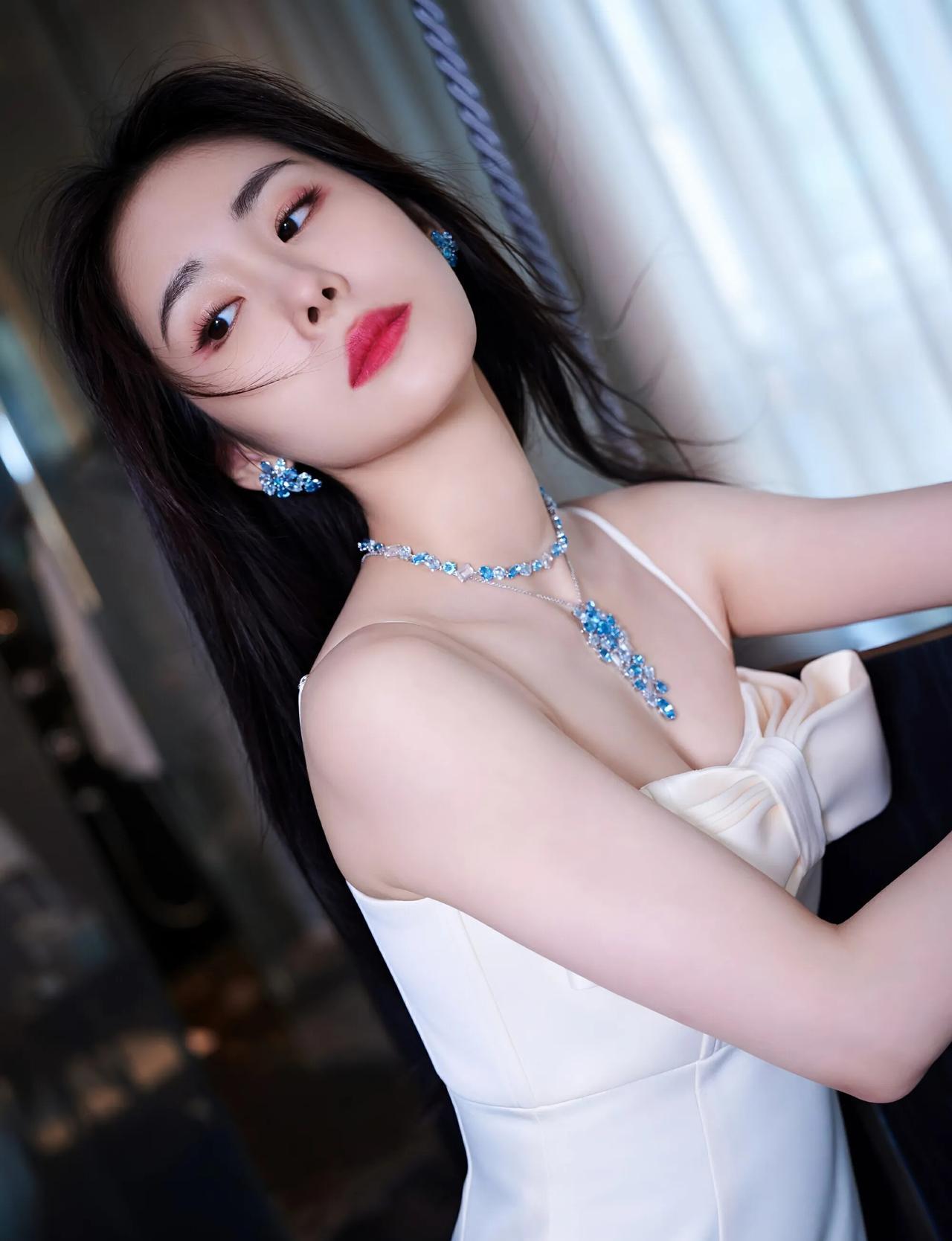 烈焰红唇配乌黑长发，张碧晨白裙造型妩媚动人
张碧晨一袭白色吊带长裙，简约优雅。胸