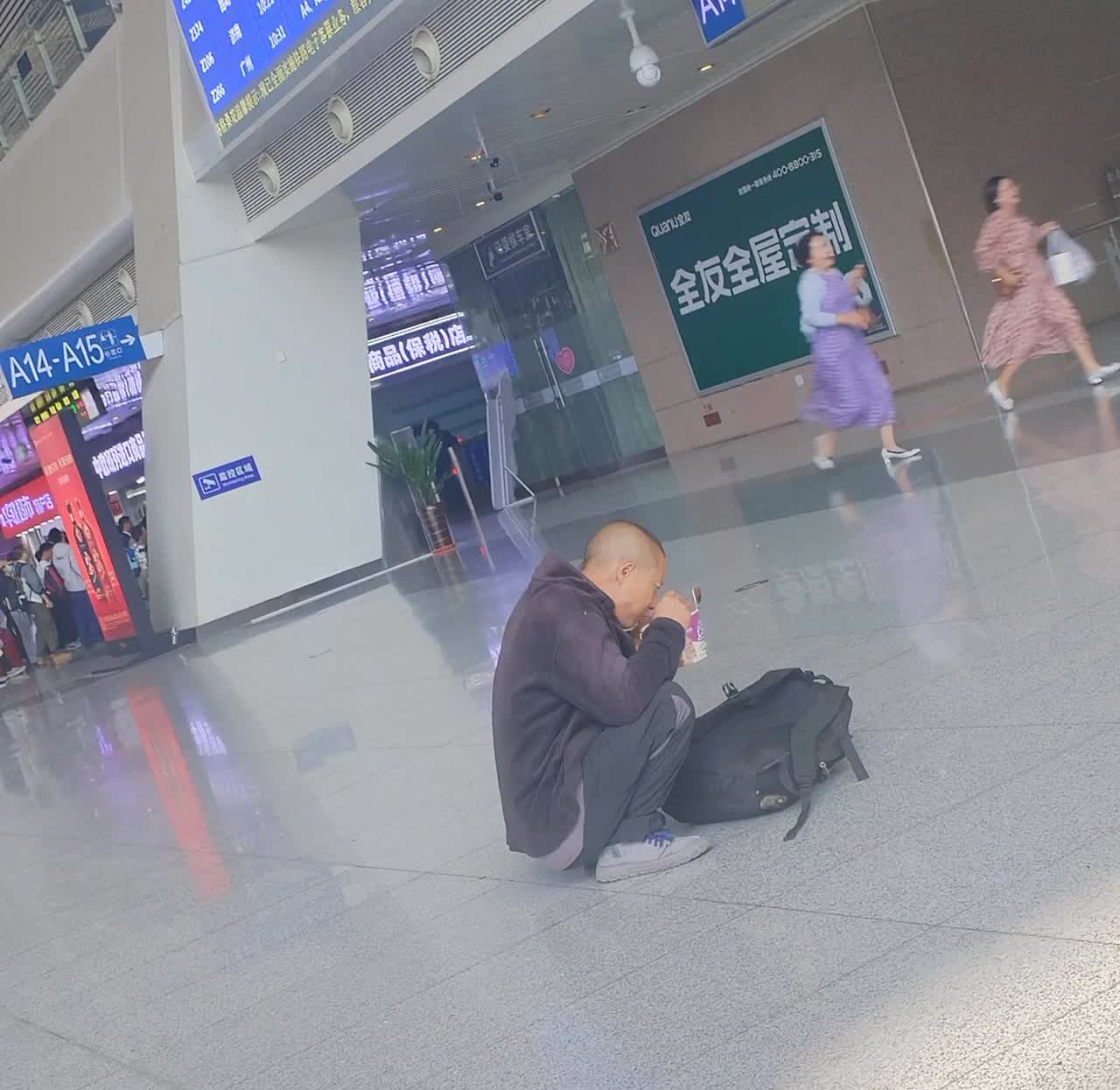 西宁火车站的奇葩现象！
    火车站的候车大厅里，人来人往，热闹非凡。突见地
