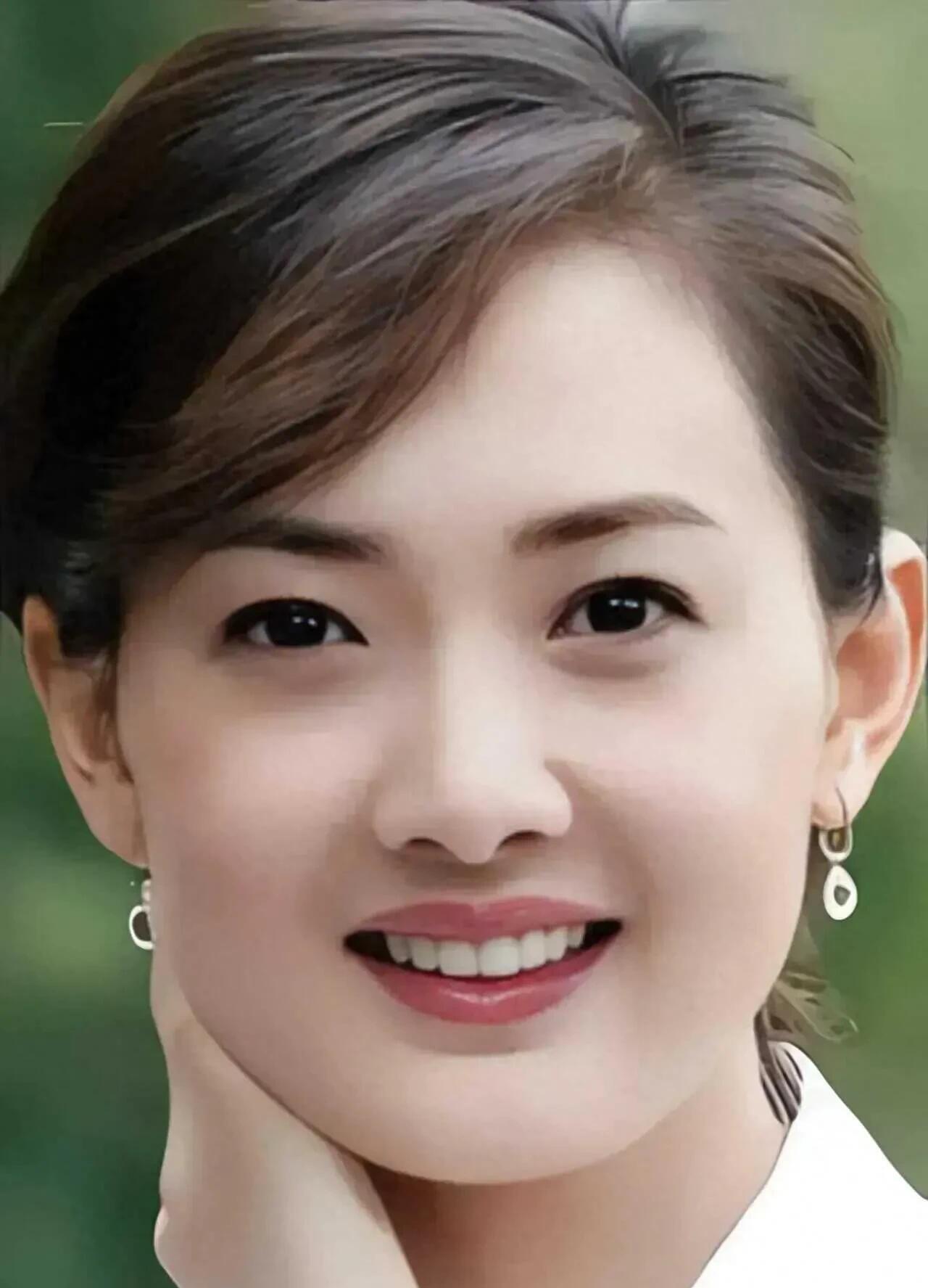 明明年轻的时候长得这么美，纯天然，看上去漂亮大方，颜值比宋佳、赵丽颖她们漂亮多了