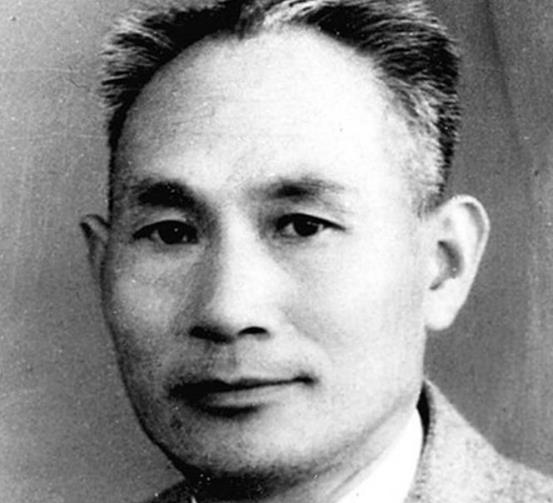 1934年，一个臭叫花子走到国军哨卡，士兵捂着鼻子骂：“快滚！”，没想到，蒋介石