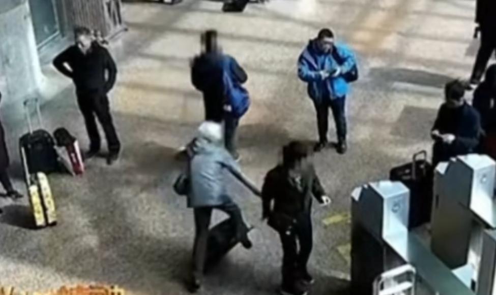 谁死谁有理？北京，67岁老人跟儿子一同坐车，被提醒走错入口后，老人转身准备去另一