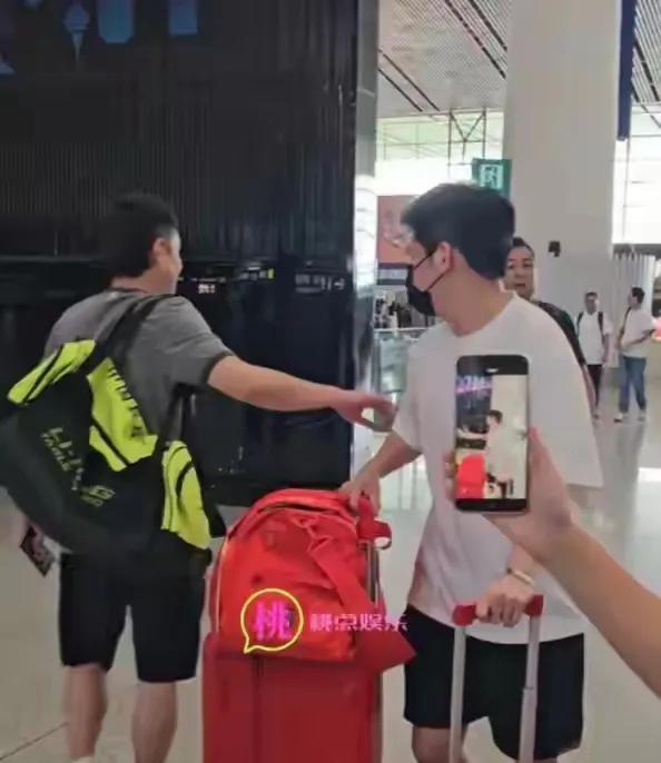 放心了，Coco随队瑞典！
该说不说，
Coco缺席横滨冠军赛，
俩徒弟成绩都不