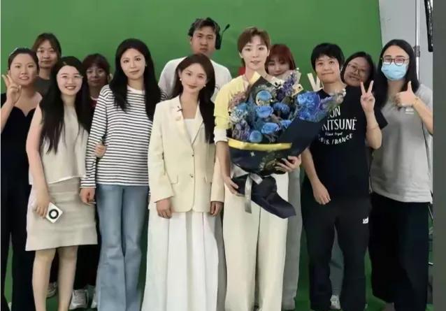 王曼昱站在女孩子们堆里那也是电线杆子呀[捂脸]！看到这照片是不是才明白原来莎莎不