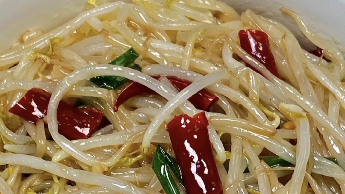 5分钟搞定醋溜绿豆芽，脆到“咔嚓”响，酸爽辣气直冲脑门！