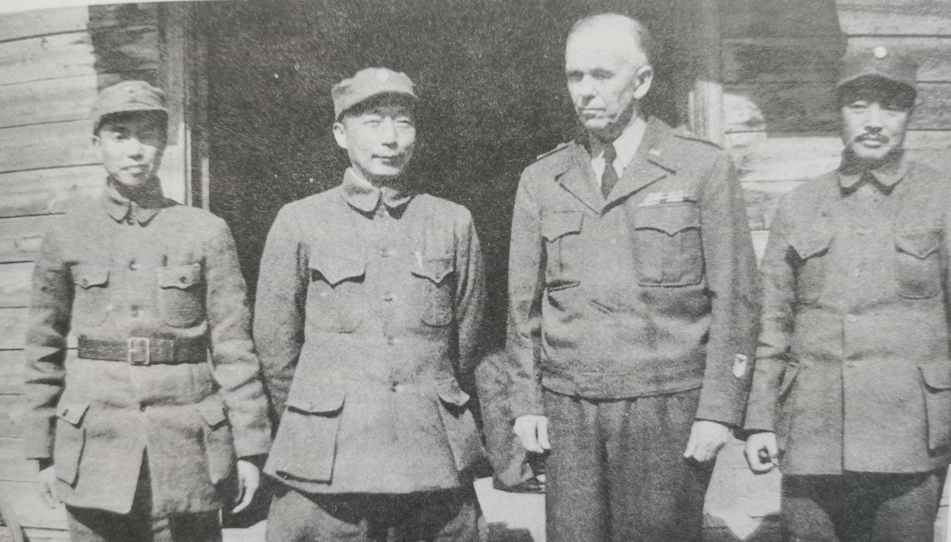这是1945年在张家口的合影。右二那位美国人，正是大名鼎鼎的马歇尔，五星上将。美