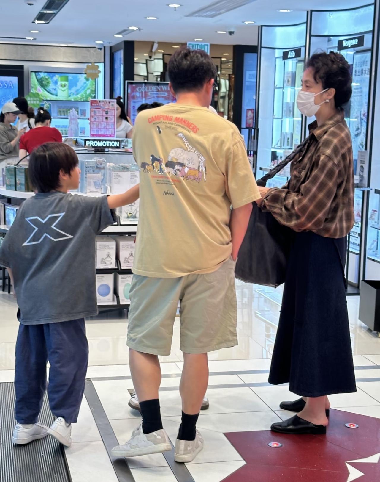 10月3日，有网友在香港偶遇黄磊，他携妻儿现身商场的画面。
黄磊的8岁儿子很少露