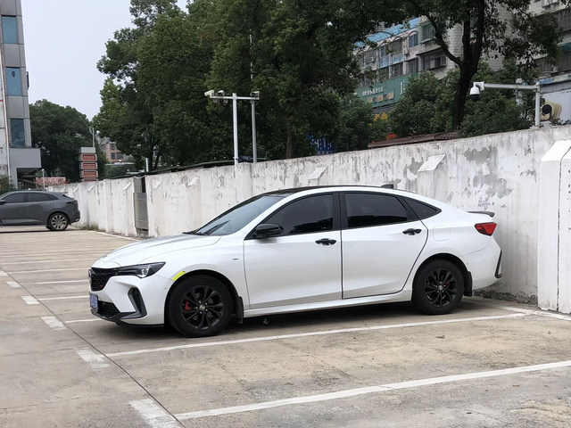 更换NGK铱铂金火花塞
目前行驶3年8个月6万公里了，自己动手更换火花塞。更换后