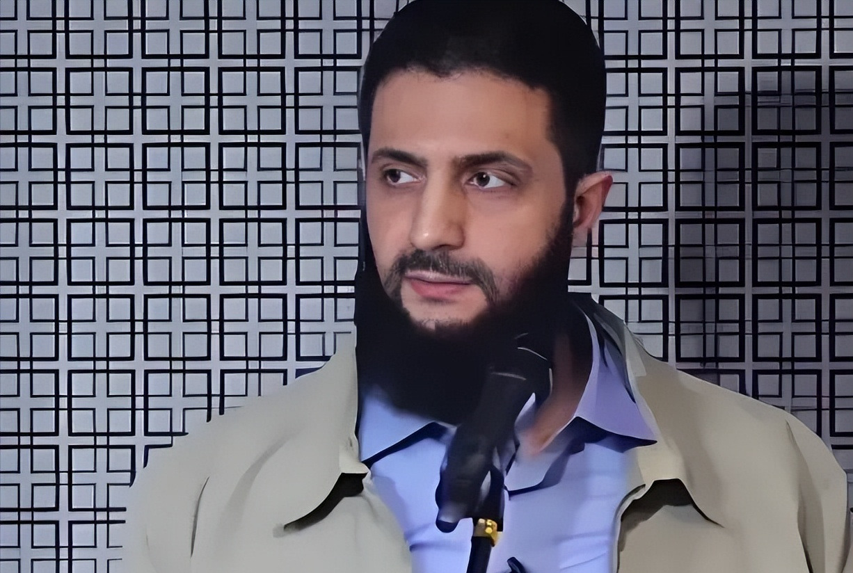 叙利亚帮以色列，反被炸总统府











叙利亚的领导人朱拉尼，万万没