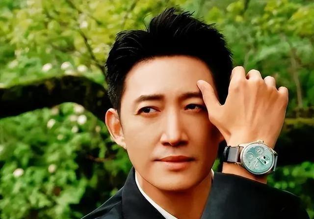 从“暖男”蜕变为“叔圈天菜”，领奖台上气场全开，背后是拼尽全力的坚持。低谷时有妻