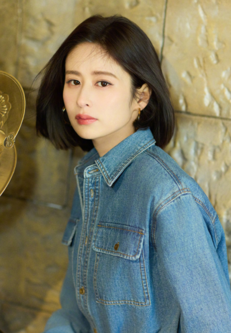 颖儿的短发牛仔穿搭，很酷很飒！