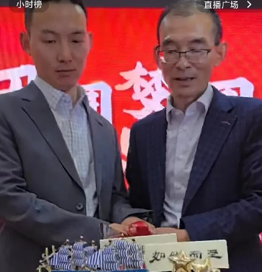 谢浩楠说，自己现在读研究生，以后还要读博士，自己在部队里得到了锻炼，而且老爸这么