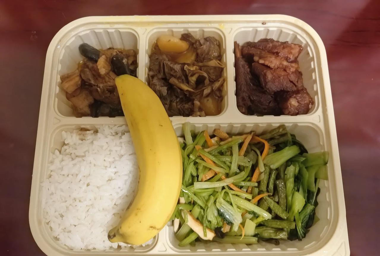 土豆烧肉红，素炒芹菜青。
黄皮香蕉软，酱汁骨头硬。
白玉珍珠米，香菇炖鸡浓。