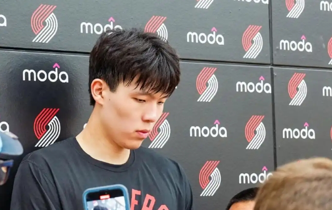 杨瀚森今日接受了训练后的采访
记者问，传球是不是你与队友建立关系的方式之一？
杨