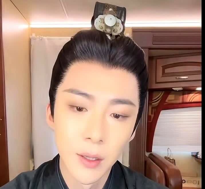 查一查刘宇宁的感情经历，其实挺让人唏嘘的。
俩人姐弟恋，20个月的婚姻生活属于