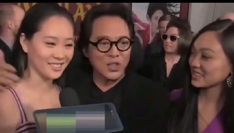 离婚25年，李连杰黄秋燕重逢，她默默退到角落的细节太戳人心！！
离婚这么多年，黄
