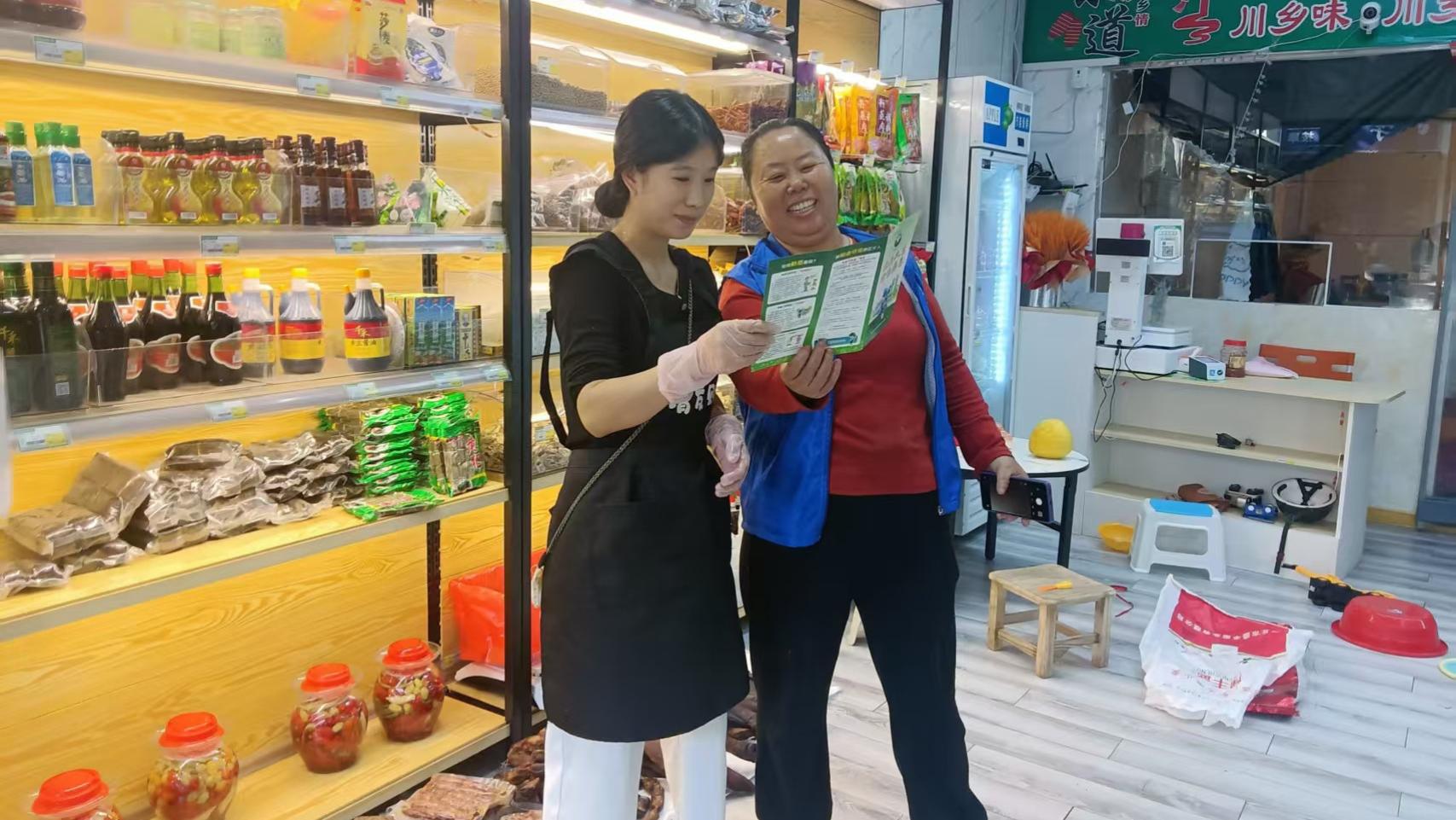 禁毒宣传进商铺 同心合力齐拒毒