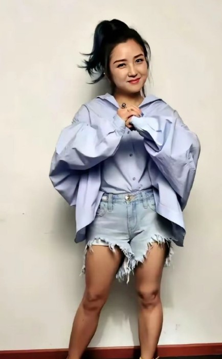 其实何洁脸不丑，就是衣品很一般~~~