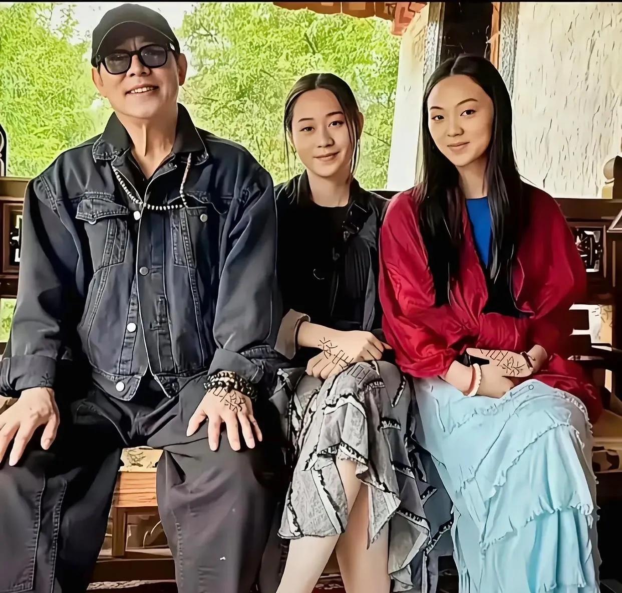 李连杰与利智所生的两个女儿，中间的是大女儿还算秀气！右边的小女儿，长相很普通，都