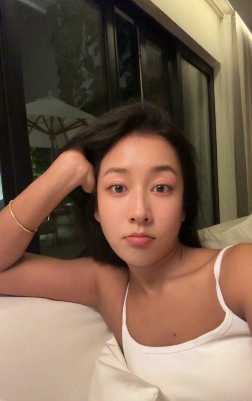 吉克隽逸的素颜真好看，比浓妆艳抹更美百倍，脸蛋小，五官精致，秒杀大多数女星。 ​