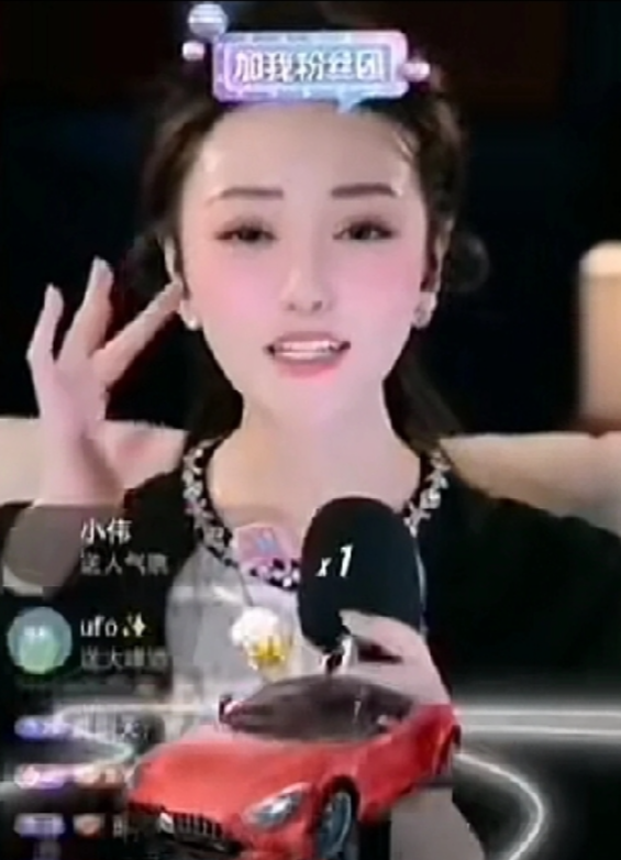 女主播冠羽直播间怒斥黑粉，言辞激烈，直指目标，勇气可嘉，智商堪忧。说发红包少，抠