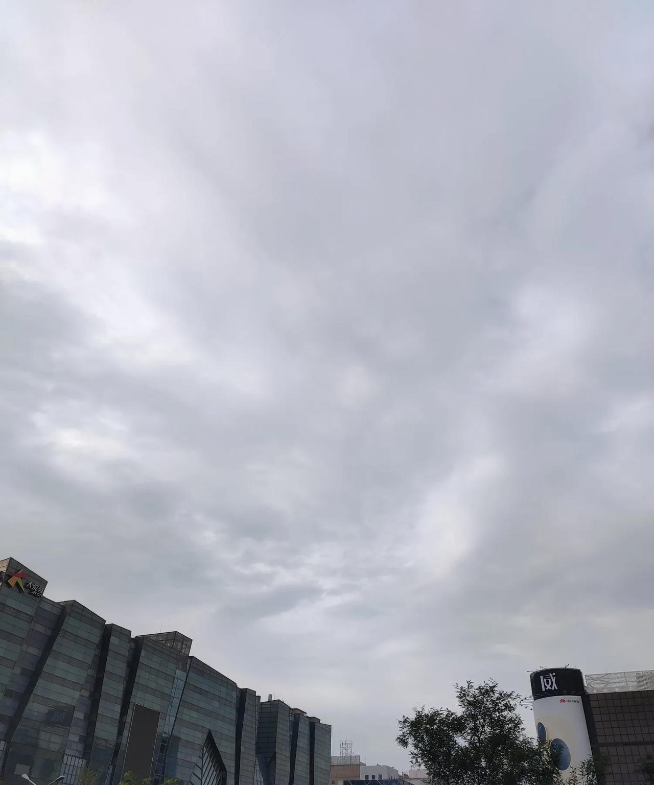 北京进入秋天了，最低温度只有11℃！
雨后的京城，冷飕飕的，特别凉快，一夜之间就