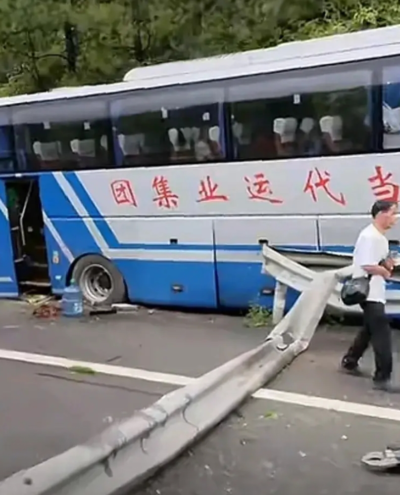 看到广东二广高速上南充客车驶出路的消息，心里一紧。他们可能是外出打工者，也可能是