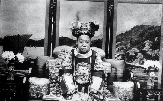 清亡后端康太妃过得如何？曾学慈禧操控溥仪，死前说出一生愧疚