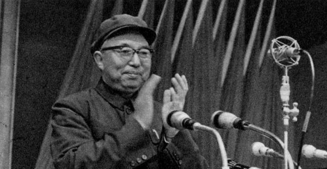1975年9月9日，拉萨市各族人民热烈庆祝西藏自治区成立十周年。图为国务院副总理