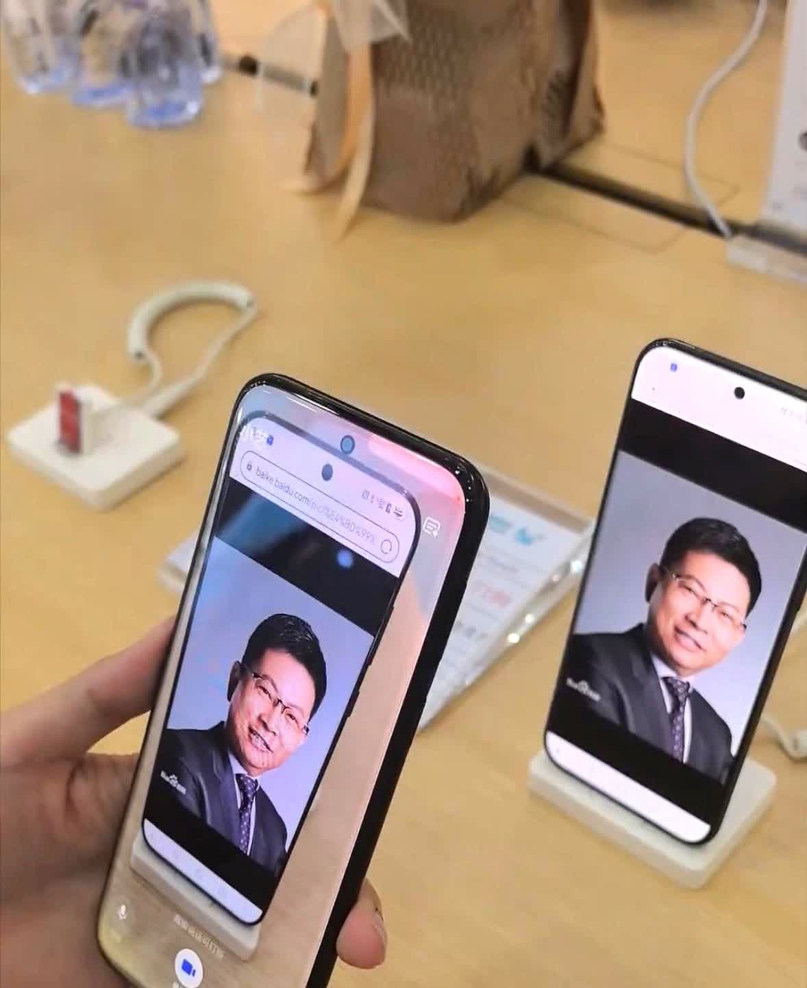 差点笑出声，网友在华为线下店掏出手机扫描余承东照片，问“小艺”这人是谁。
小艺