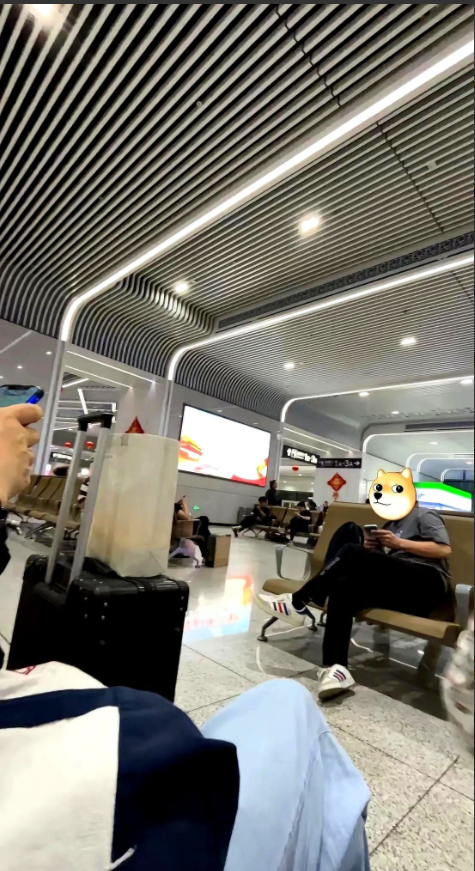 南京80后夫妻高铁站候车，遇20岁女孩求助：帮忙照看行李去上厕所。

行李箱上放