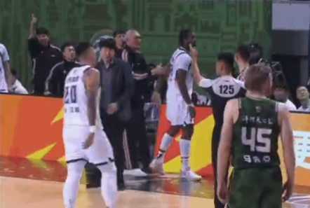 CBA官方深夜公布罚单：
“对山东高速队主教练邱彪处以停赛2场、罚款人民币5万元