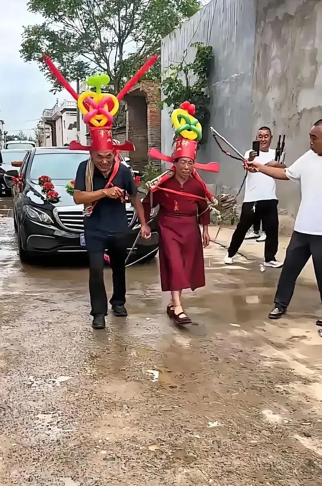 某地农村婚礼上出现的一幕。这岂不是把人当成畜牲了？乍一看是挺热闹的，一些人觉得只