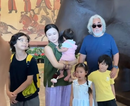 张纪中夫妻现身大同，大儿子马丁一人背行李累到崩溃!