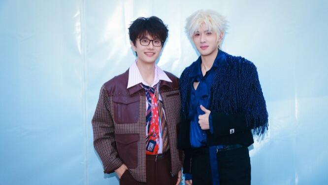 迷弟追星成功，展轩和许嵩老师合照喽