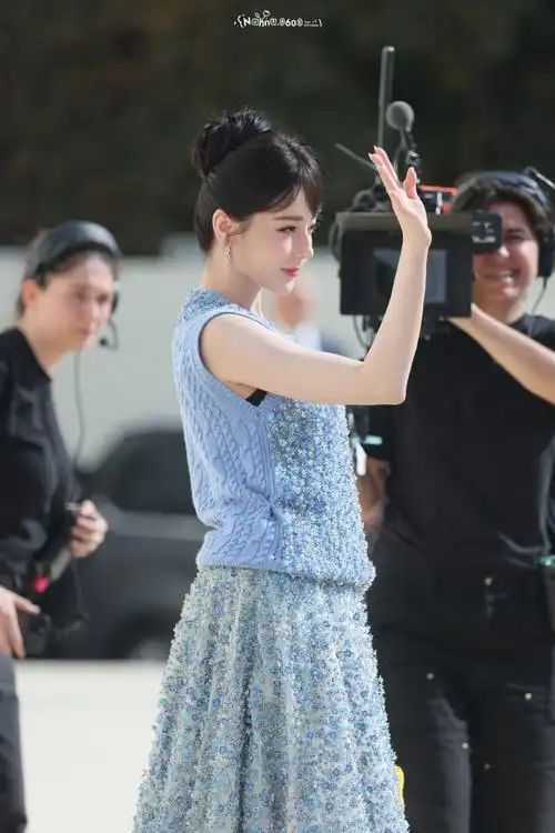 迪丽热巴出席时装周鞋跟断裂后表现从容应对