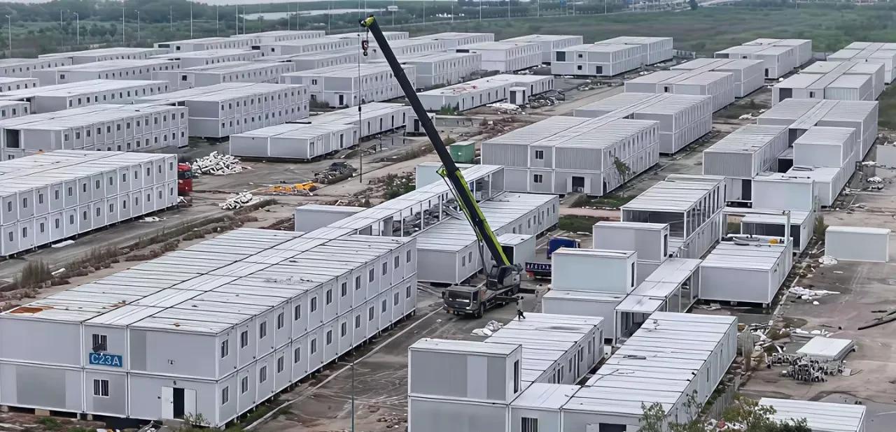 历史产物，一个星期建成的广州最大方仓，现在也开始拆除售卖集装箱了，不知道其他地方