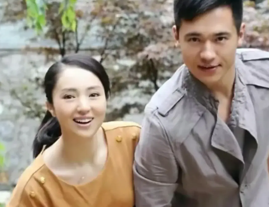 第一任老公那么帅，她是怎么看上这一位的？
这一任，感觉除了年龄上有优势，无钱无颜