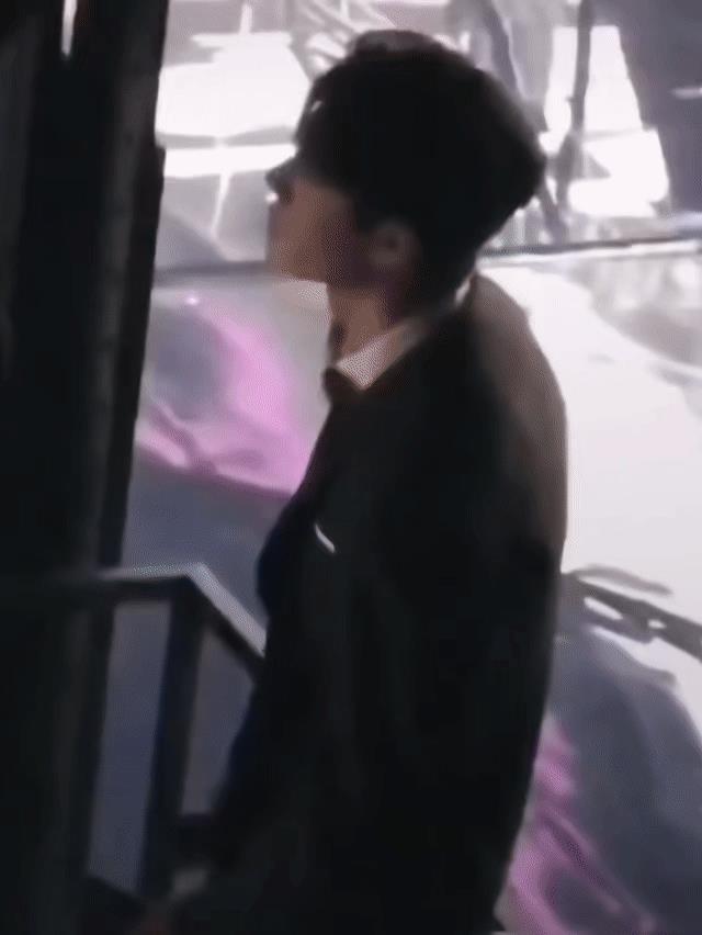 王一博是紧张了吗？
他拿着话筒和台本，很投入的在扭动身体。
他是在上台之前给自己