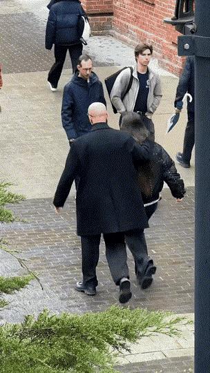 绝了！被绑架了却能这样“自救”，运气往往偏向聪明之人。
这是发生在国外的一宗绑架