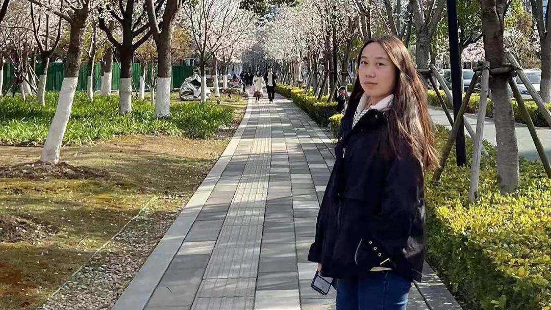 高明哲作品赏析——于黑白间探寻精神图景，到形式演进中的精神诗学