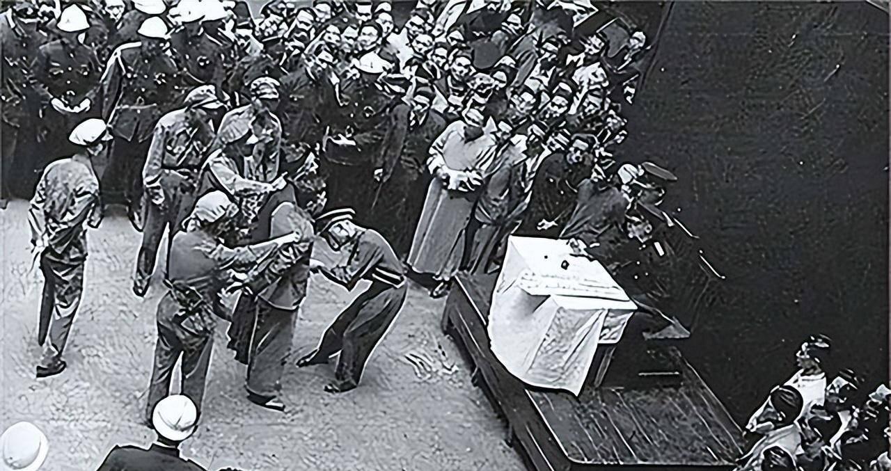 1947年，共产党员陈斌即将被敌人处决，他突然看到人群中有3个熟悉的身影，立马大