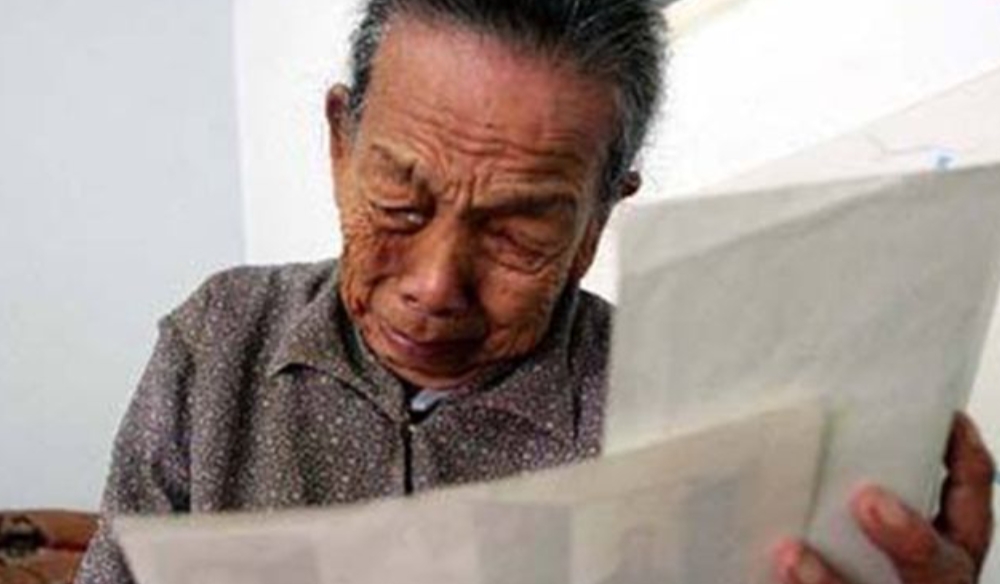 1945年，中国夫妇收养了4岁的日本弃婴，顶着周围人的辱骂，将其抚养长大。40年