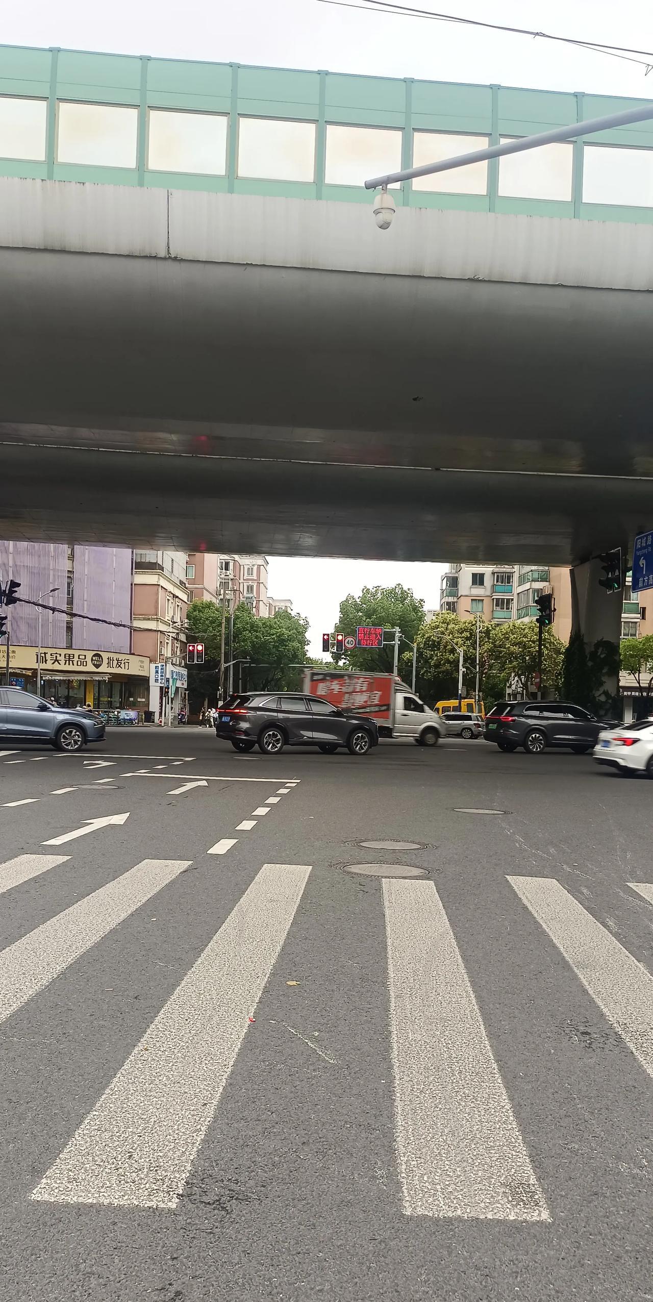 一睁眼魂都吓飞了！
脑子还在被窝里没醒，身体先记起今天要加班[泪奔][泪奔][泪