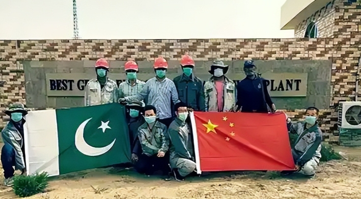 巴基斯坦非常穷，没有钱，它购买中国武器的钱从哪里来的？就这么说吧，小巴只要能牵制