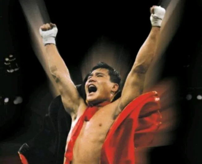 2005年，柳海龙带着师妹去酒吧放松，一个壮汉趁乱摸了下她的屁股，师妹哭着说：“