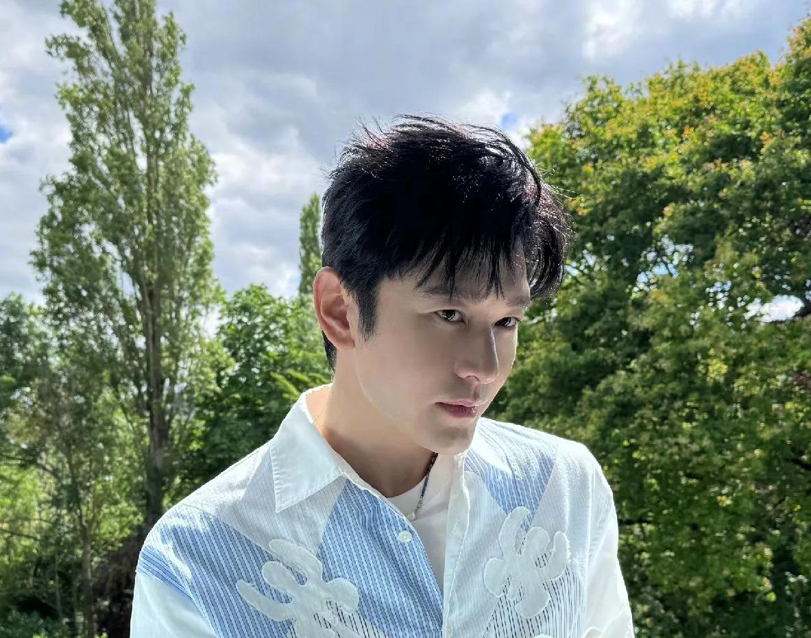 黄晓明昨晚突然在微博上炸了锅！ 3月10日晚上九点多，他随手发的几张照片直接刷屏