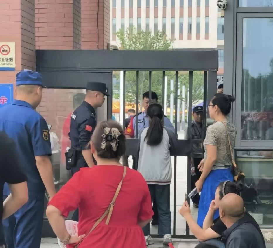 下午最重要的英语因为迟到一分钟
150分就没了，考生急得嚎啕大哭
为了你们高