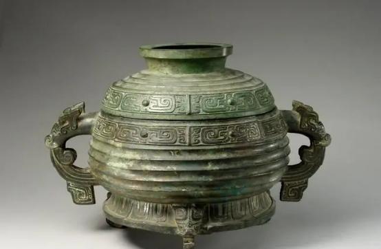 1959年，山东青岛一女子在参观山东博物馆时，指着一件青铜器惊呼道：“这东西和我