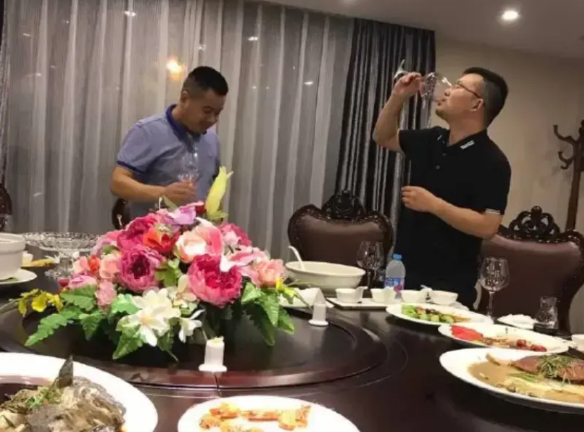 从违规吃喝到吃喝违规说开去。史上最严的禁酒令来了，中央明确规定严禁违规吃喝，要求